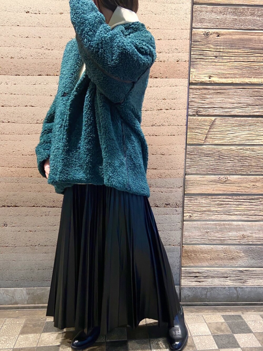 「冬コーデ、レキサミ、rekisami、ボアコート、マルシャルテル、フェイクレザー、プリーツスカート、EARLE、ビーセカンド(B'2nd)」｜「MARECHAL TERREのMARECHAL TERRE（マルシャルテル）フェイクレザープリーツスカート（スカート、ブラック系）」を使った、amiさん（レディース・160cm）の秋コーディネートの1枚目の写真