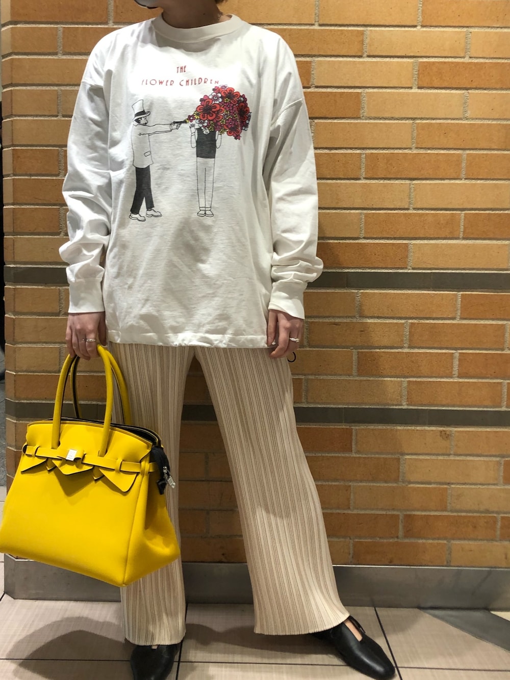 「レミレリーフ、REMI RELIEF、ロンT、プリントT、プリーツパンツ、タックパンツ、savemybag、セーブマイバッグ、ビーセカンド(B'2nd)」｜「REMI RELIEFのREMI RELIEF(レミレリーフ) 別注ロングTシャツ フラワーチルドレン（Tシャツ/カットソー、ホワイト系）」を使った、amiさん（レディース・160cm）の冬コーディネートの1枚目の写真
