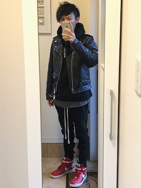 「AIR FORCE 1」｜「アイテム（ライダースジャケット）」を使った、Tomo SOMAさん（メンズ・170cm）の冬コーディネート
