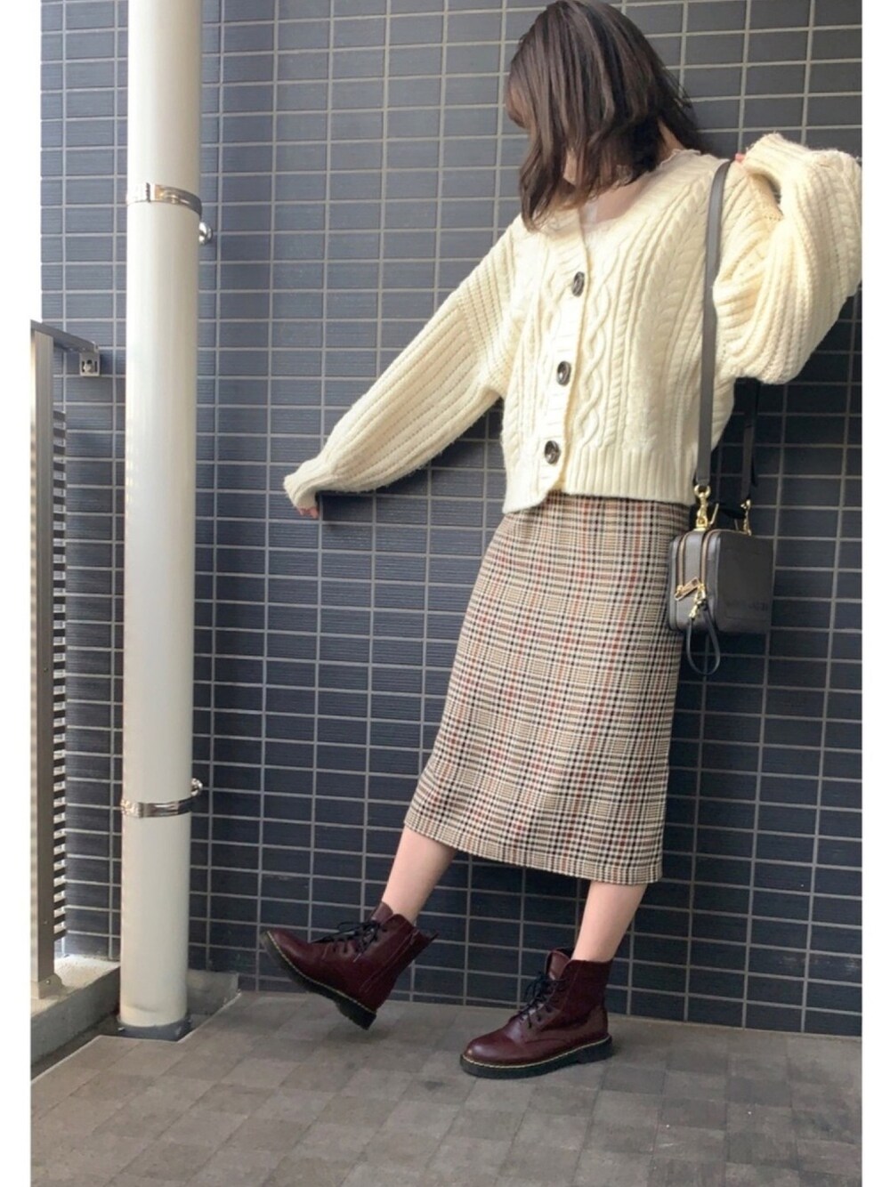 ホワイト系のTシャツ/カットソー、ホワイト系のカーディガン/ボレロ、その他のスカートを着用したレディースの秋コーディネートの1枚目の写真