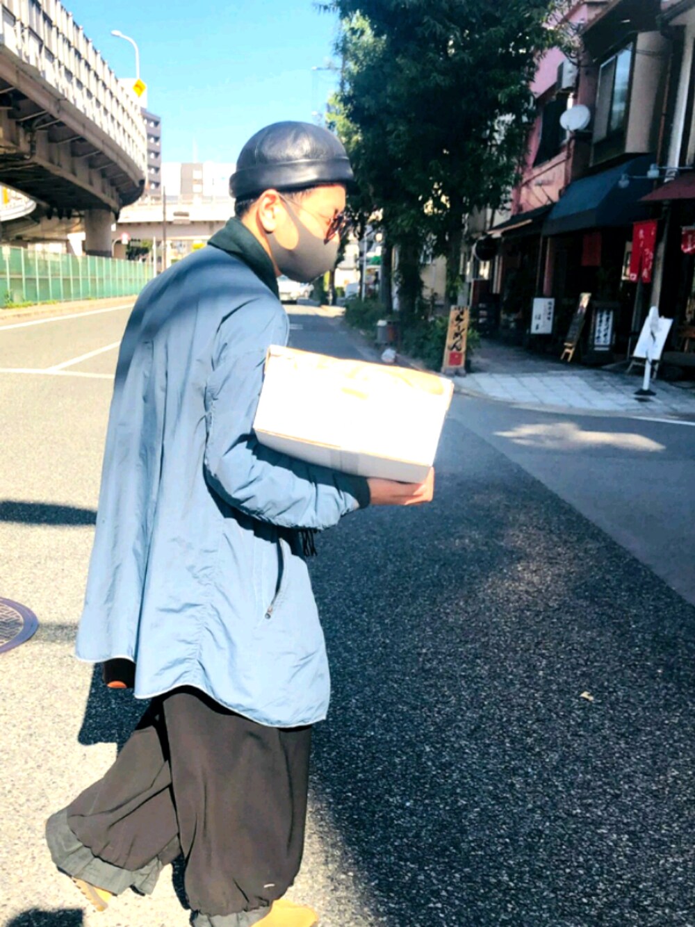 「チョコ色に染まれ、完全に爆弾魔、二人羽織、首落ちるマジック、運び屋、頼むから注文した出品者じゃないこと祈る」｜「UNIQLOのアイテム（福袋/福箱、ホワイト系）」を使った、modさん（メンズ・173cm）の冬コーディネートの1枚目の写真