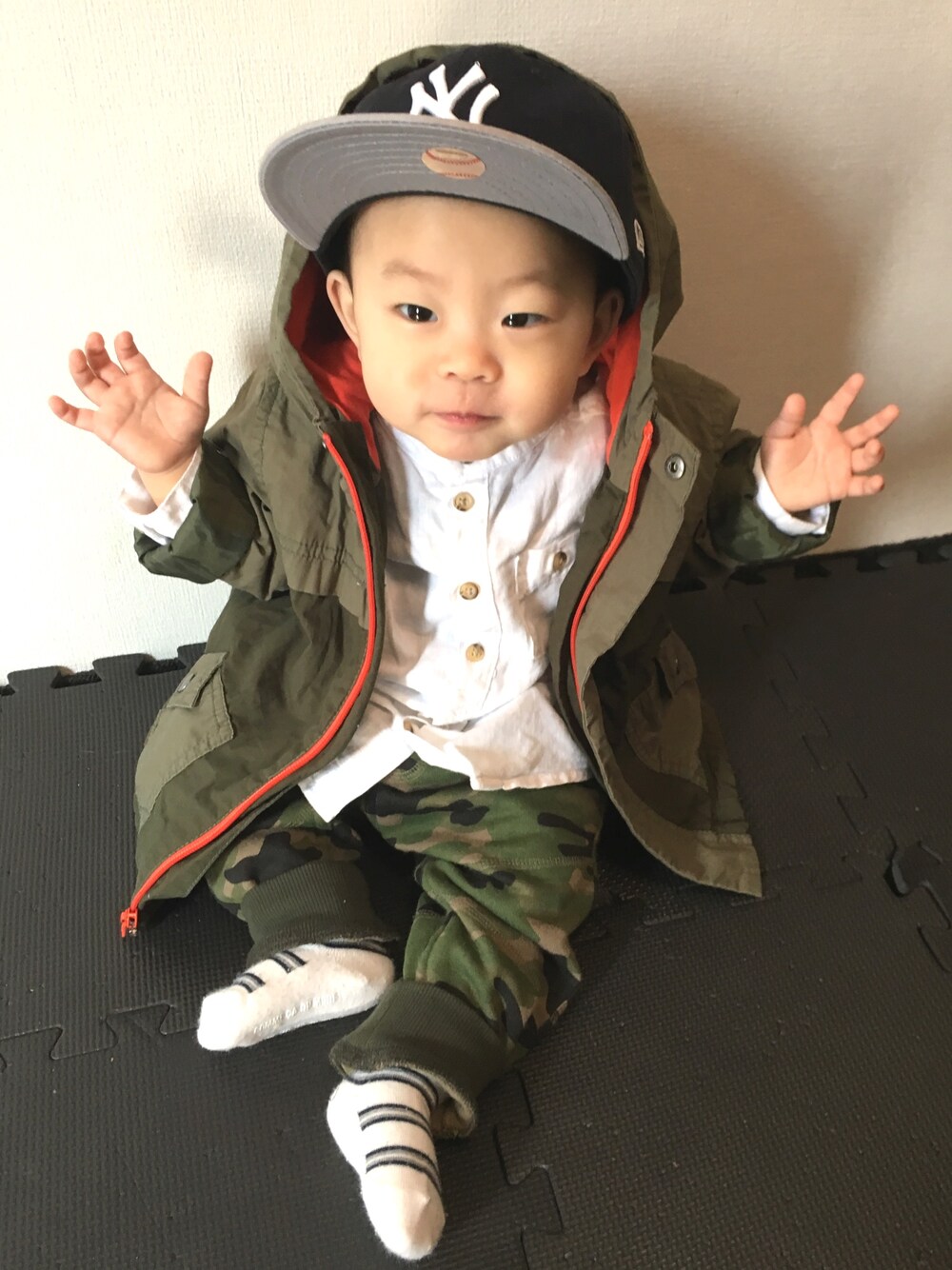 「おとこのこ、キッズコーデ、プチプラ、カモフラパンツ、ノーカラーシャツ、マウンテンパーカー、モッズコート、ミリタリージャケット、1歳、1歳0ヶ月」｜「H&Mのアイテム（シャツ/ブラウス、ホワイト系）」を使った、ao&akaさん（キッズ・70cm）の春コーディネートの1枚目の写真