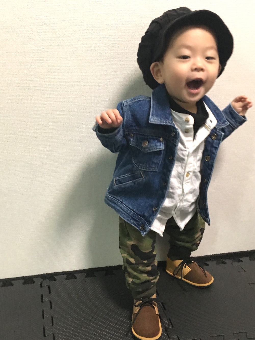 「キッズコーデ、キッズファッション、おとこのこ、キャスケット、デニムジャケット、ノーカラーシャツ、タートルネック、カモフラパンツ、1歳、1歳1ヶ月」｜「TOASTのアイテム（デニムジャケット、ブルー系）」を使った、ao&akaさん（キッズ・80cm）の春コーディネートの1枚目の写真
