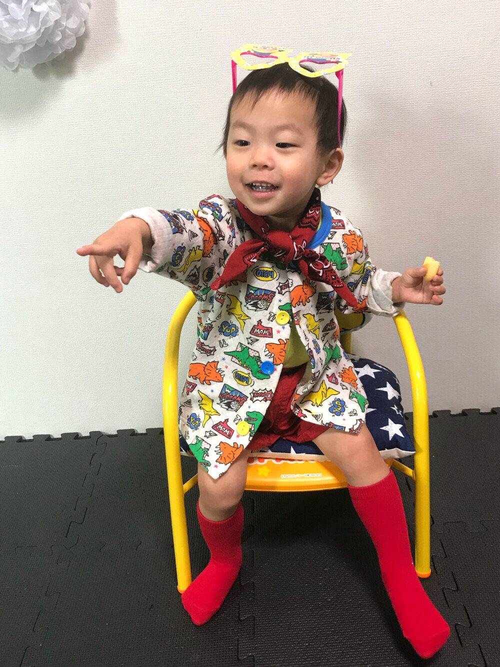 「景樹に信号コーデし隊。、初挑戦、志茂田景樹」｜「OLD NAVYのアイテム（ソックス/靴下、レッド系）」を使った、ao&akaさん（キッズ・80cm）の冬コーディネートの1枚目の写真