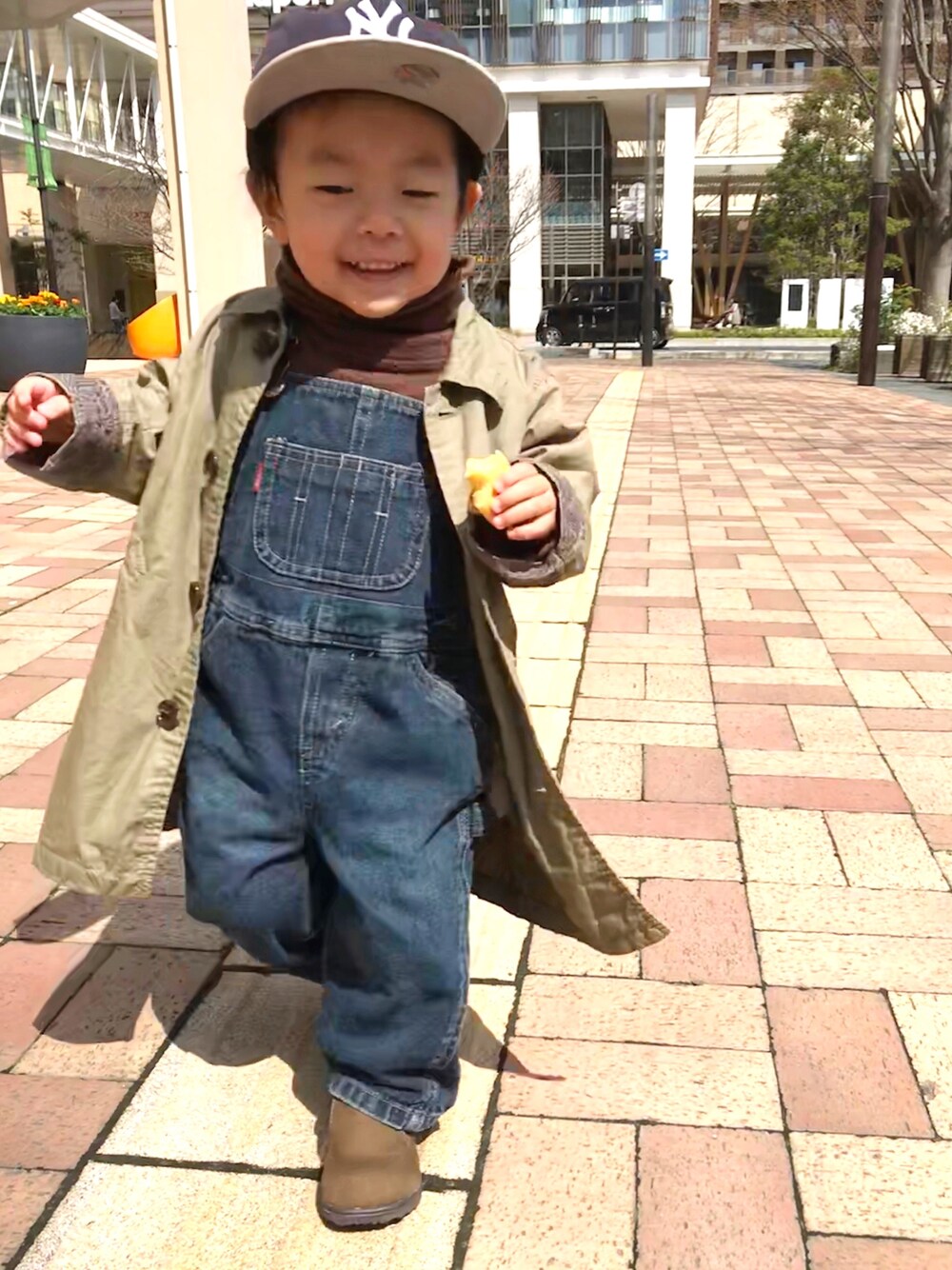 「キッズコーデ、男の子、キャップ、ステンカラーコート、オーバーオール、タートルネック、２歳1ヶ月」｜「NEW ERAのアイテム（キャップ、ブルー系）」を使った、ao&akaさん（キッズ・80cm）の春コーディネートの1枚目の写真