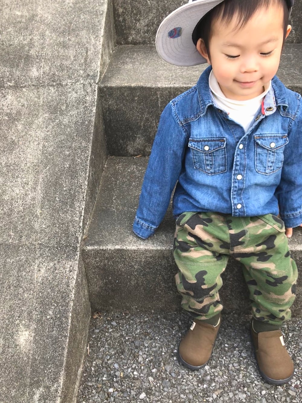 「キッズコーデ、男の子、デニムシャツ、カモフラパンツ、２歳1ヶ月」｜「NEW ERAのアイテム（キャップ、ブルー系）」を使った、ao&akaさん（キッズ・80cm）の春コーディネートの1枚目の写真
