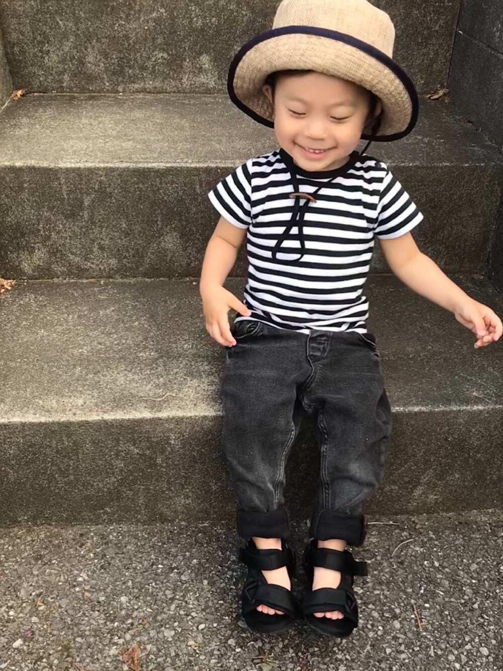 「キッズファッション、シンプルコーデ、帽子、ボーダー、スポーツサンダル、2歳4ヶ月」｜「F.O.KIDSの折りたたみHAT（ハット、グレー系）」を使った、ao&akaさん（キッズ・80cm）の夏コーディネートの1枚目の写真