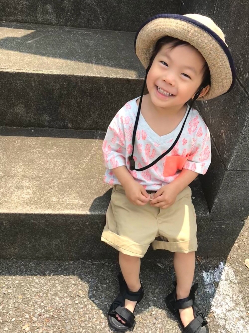 「キッズファッション、男の子コーデ、ハーフパンツ、サボテン、ポケットＴシャツ、夏コーデ、スポーツサンダル、ハット、2歳5ヶ月、夏セールで買いました」｜「F.O.KIDSの折りたたみHAT（ハット、グレー系）」を使った、ao&akaさん（キッズ・80cm）の夏コーディネートの1枚目の写真