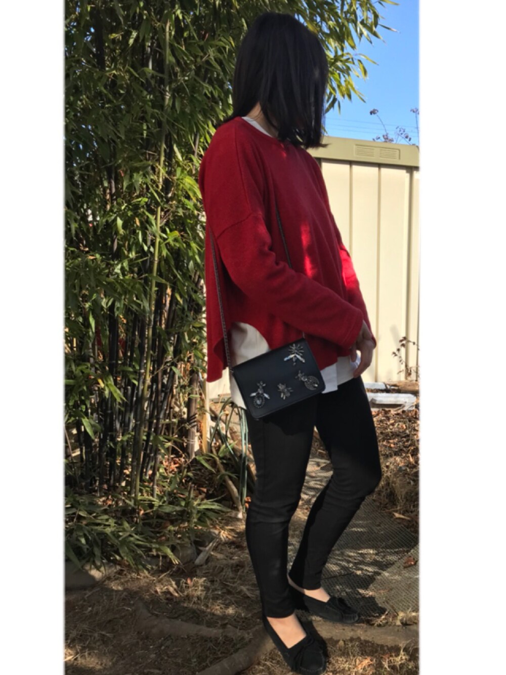 「赤、red、シンプル、ゆるコーデ、ootd、bed&breakfast、ZARA、チェーンバッグ」｜「BED&BREAKFASTのアイテム（Tシャツ/カットソー、レッド系）」を使った、Sakuさん（レディース・163cm）の冬コーディネートの1枚目の写真