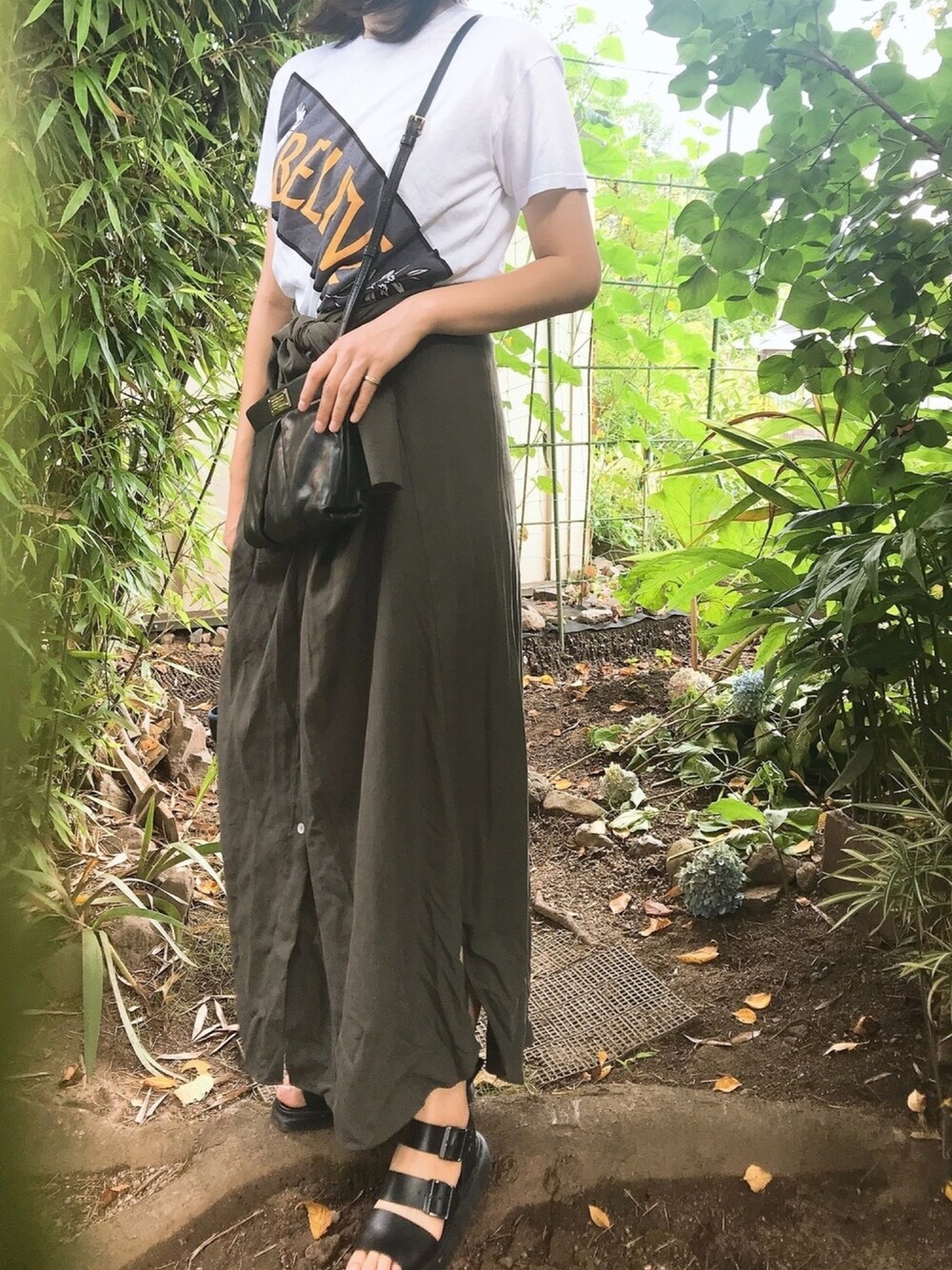 ホワイト系のTシャツ/カットソー、ブラック系のショルダーバッグ、グリーン系のシャツワンピースを着用したレディースの夏コーディネートの1枚目の写真