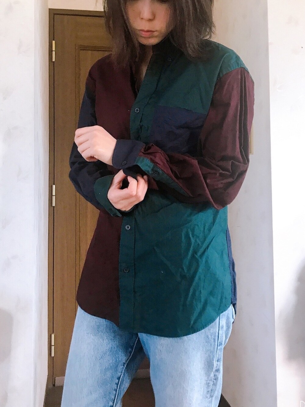 その他のシャツ/ブラウス、ブルー系のデニムパンツを着用したレディースの秋コーディネートの1枚目の写真