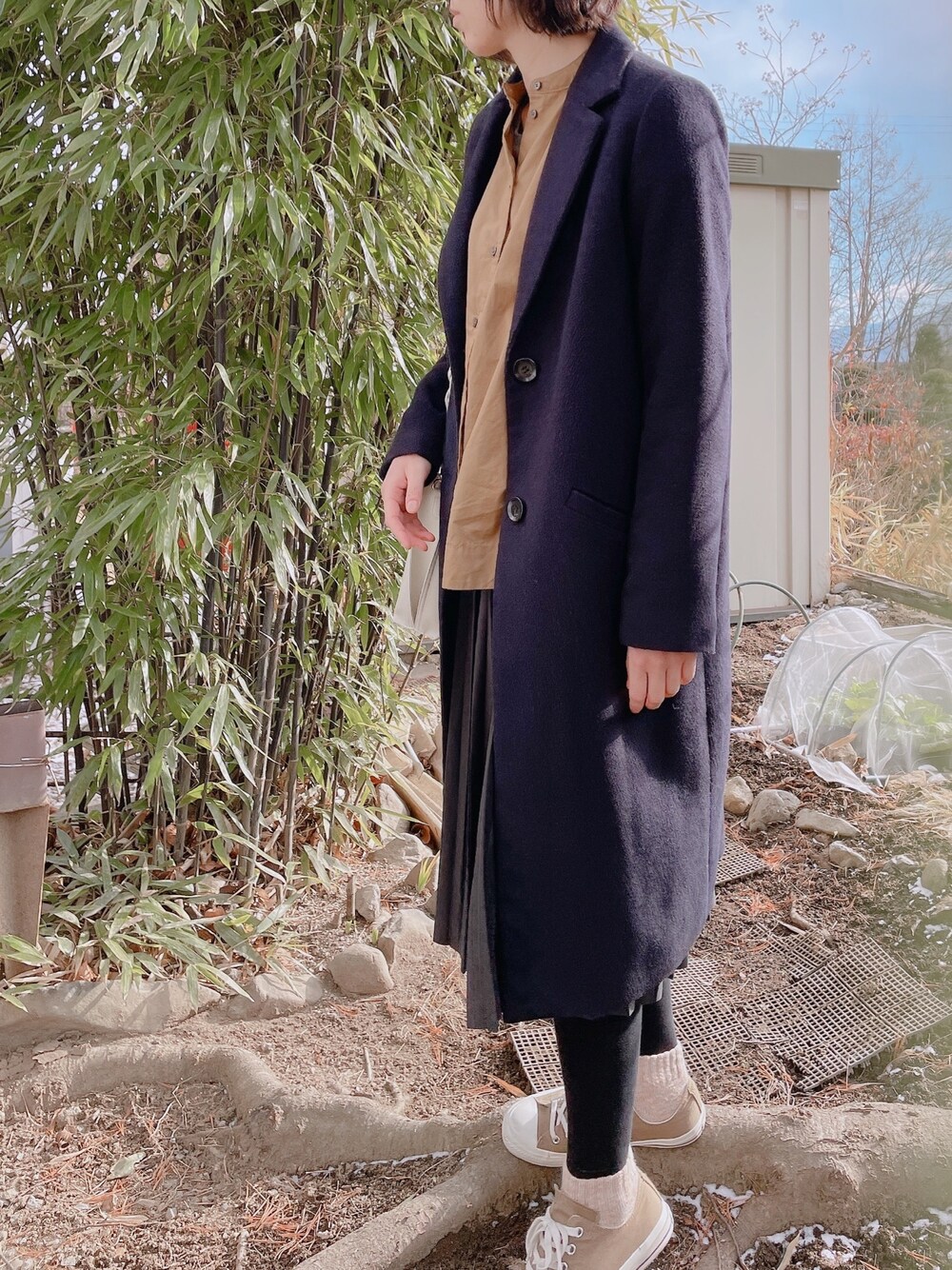 「シンプル、休日コーデ、ootd、チェスターコート、スニーカー、プリーツスカート」｜「SLY LANGのアイテム（ジャケット/アウター、ブルー系）」を使った、Sakuさん（レディース・164cm）の冬コーディネートの1枚目の写真