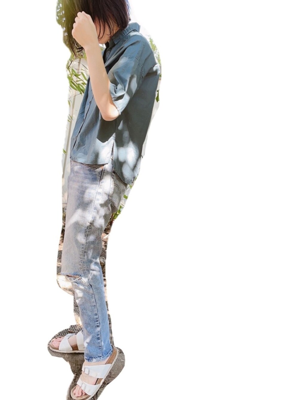 グリーン系のシャツ/ブラウス、ブルー系のデニムパンツ、ホワイト系のサンダルを着用したレディースの夏コーディネートの1枚目の写真