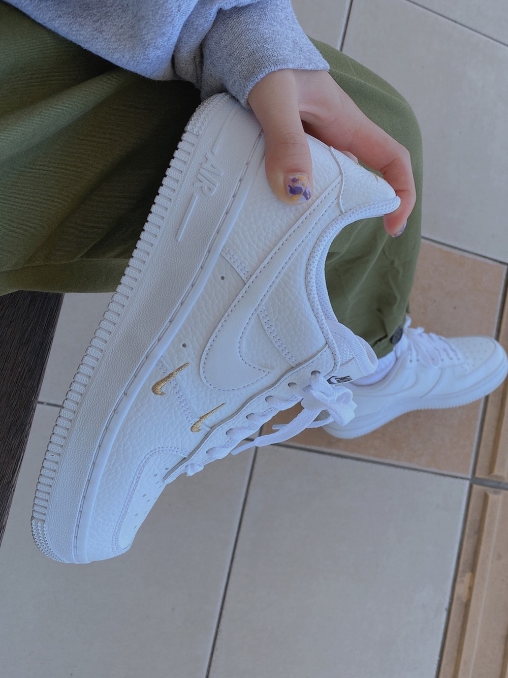 「NIKE、古着女子」｜「NIKEのナイキ エア フォース 1 '07 エッセンシャル ウィメンズシューズ / スニーカー / Nike Air Force 1 '07 Essential Women's Shoe（スニーカー、ホワイト系）」を使った、中ジーさん（レディース・154cm）の秋コーディネートの1枚目の写真