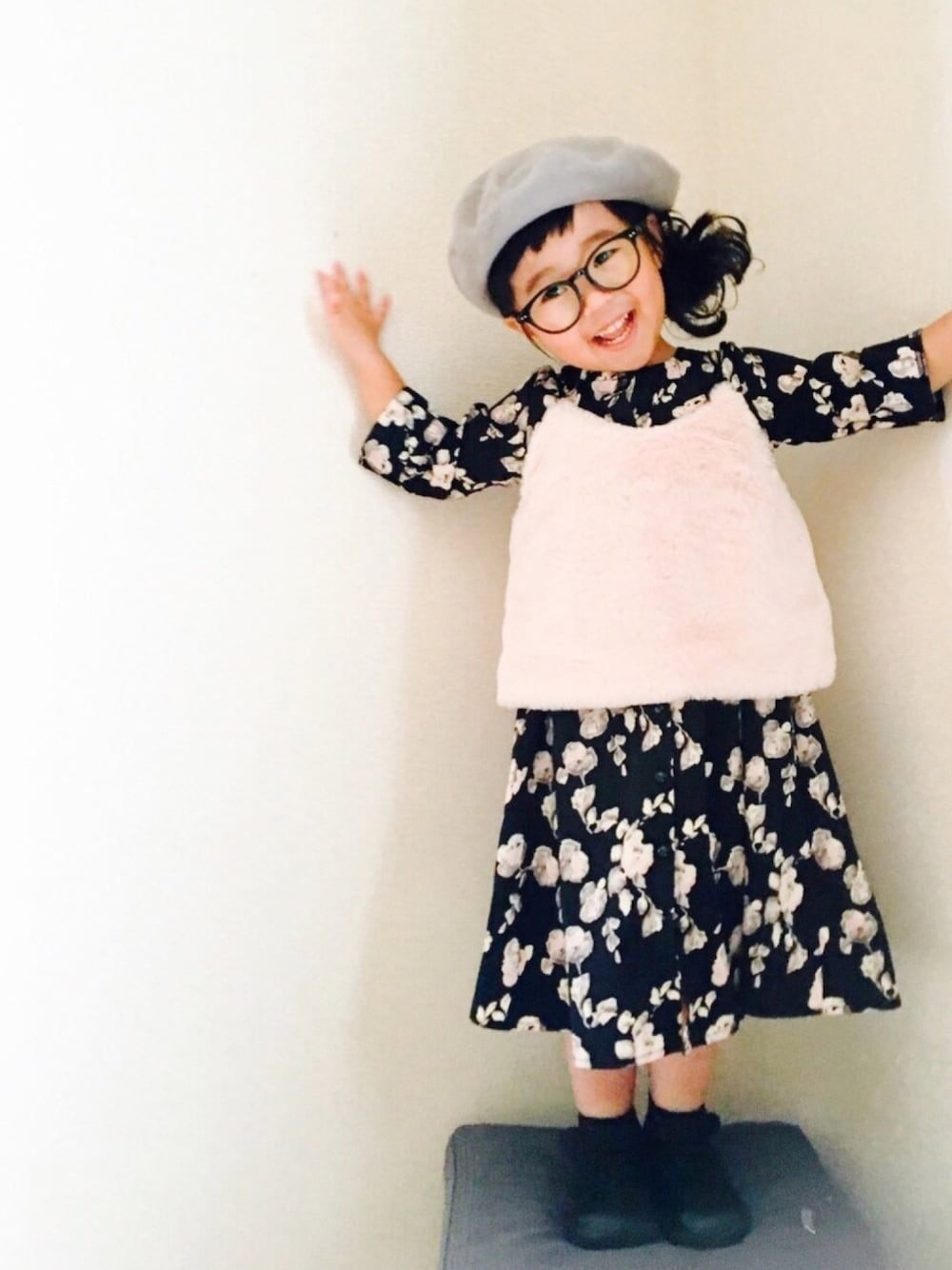 ブラック系のカーディガン/ボレロ、ピンク系のキャミソール、ブラック系のスニーカーを着用したキッズの秋コーディネートの1枚目の写真