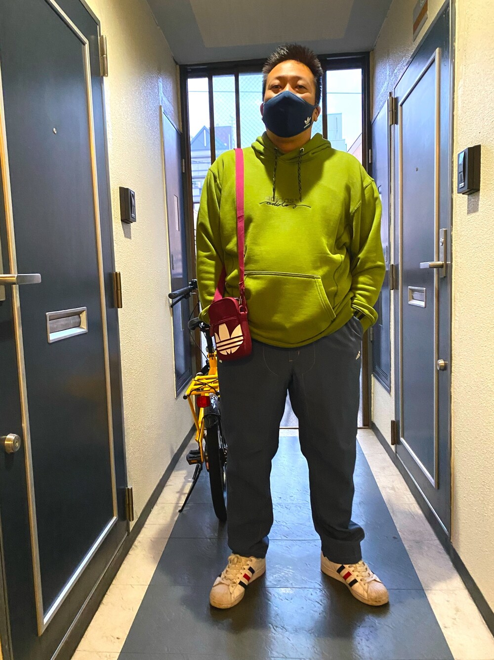 「アディダス(adidas)」｜「adidas athleticのアイテム（デニムパンツ、ブルー系）」を使った、udon490yenさん（メンズ・172cm）の春コーディネートの1枚目の写真