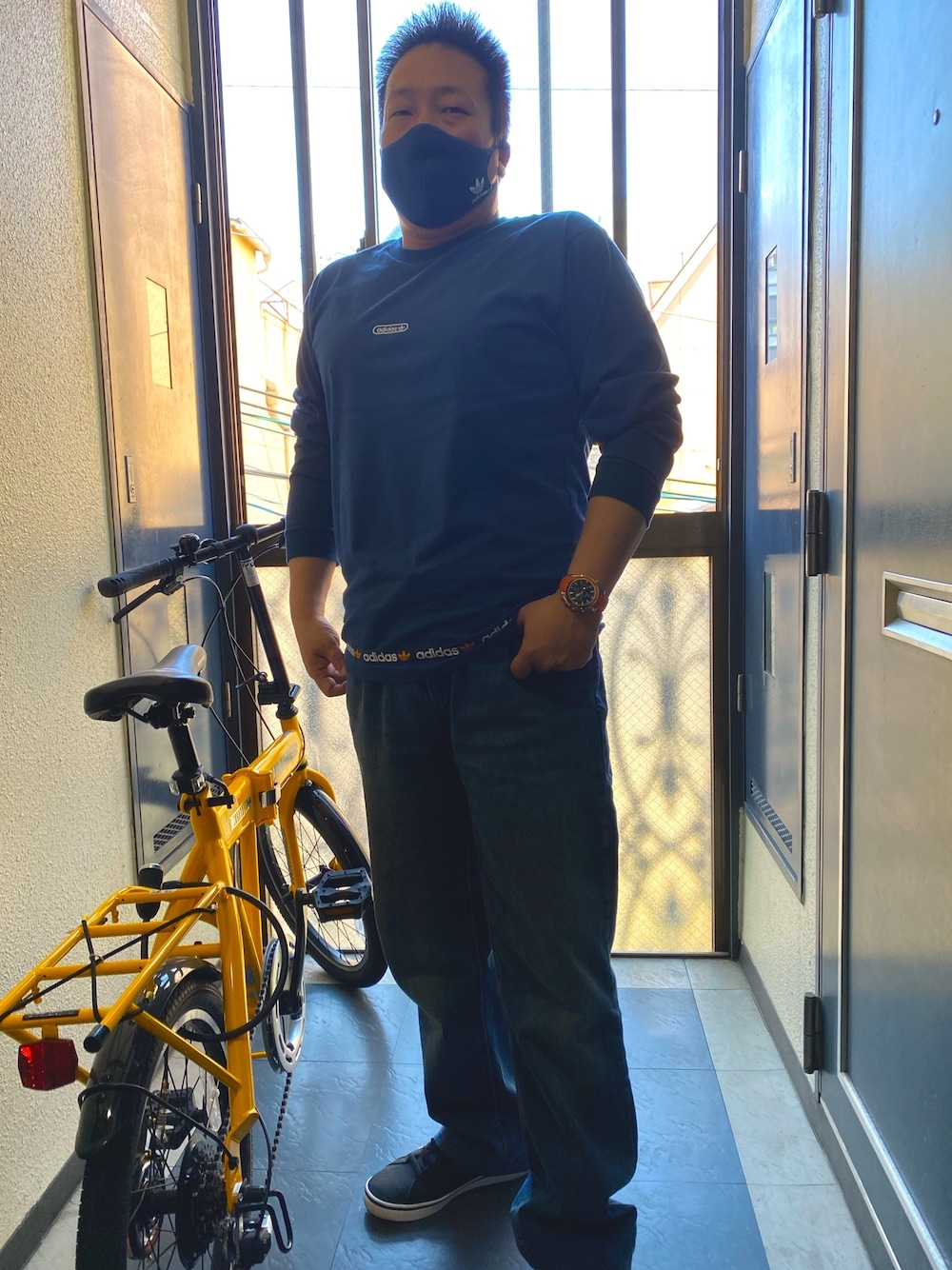 「adidas Originalsのアイテム（Tシャツ/カットソー、ブルー系）」を使った、udon490yenさん（メンズ・172cm）の春コーディネートの1枚目の写真