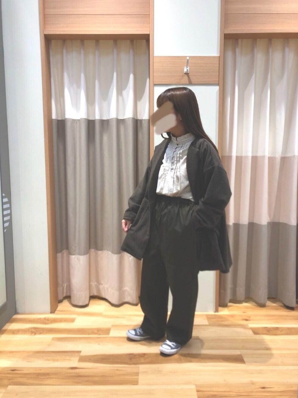 「Samansa Mos2、samansamos2、SM2、低身長コーデ、セットアップ」｜「Samansa Mos2のピンタックフリルブラウス（シャツ/ブラウス、ホワイト系）」を使った、マナさん（レディース・149cm）の秋コーディネートの1枚目の写真