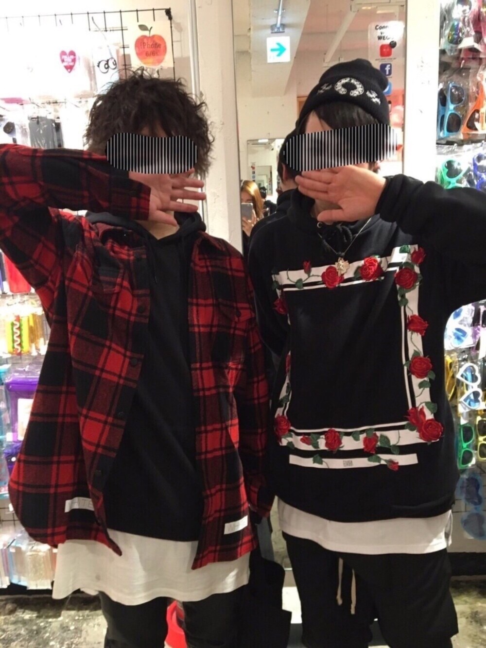 「レイヤードスタイル、はるコーデ、off white、RICK OWENS、ELVIRA、サルエルパンツ、クロムハーツ、刺繍、AIR JORDAN、yeezy」｜「off whiteのアイテム（シャツ/ブラウス、レッド系）」を使った、ko_suke。さん（メンズ・169cm）の春コーディネートの1枚目の写真
