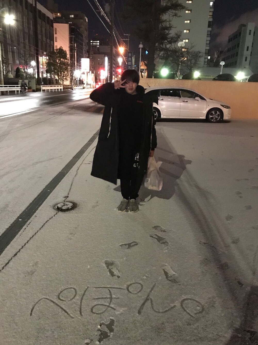 「コート、drkshdw、yeezy、yeezyboost、adidas originals、nona9on、vetements、ブラック、ラフ、寒い」｜「DRKSHDW by RICK OWENSのアイテム（ダウンジャケット/コート、ブラック系）」を使った、ko_suke。さん（メンズ・170cm）の冬コーディネートの1枚目の写真