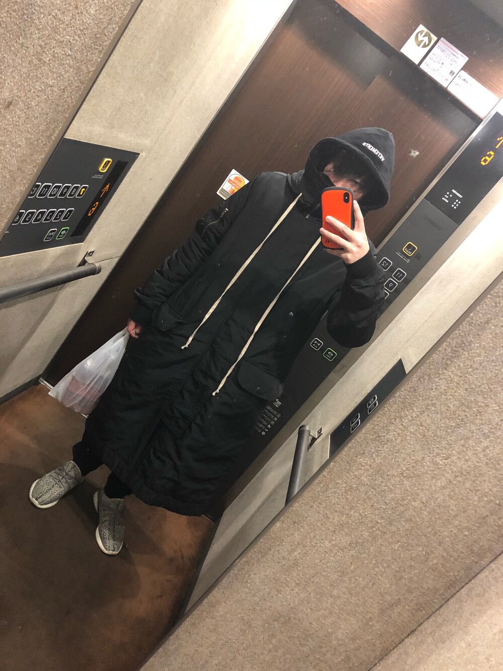 「冬、ロングコート、モノトーン、vetements、リックオウエンス、drkshdw、アディダス、yeezy、不審者、休日スタイル」｜「DRKSHDW by RICK OWENSのアイテム（ダウンジャケット/コート、ブラック系）」を使った、ko_suke。さん（メンズ・170cm）の冬コーディネートの1枚目の写真