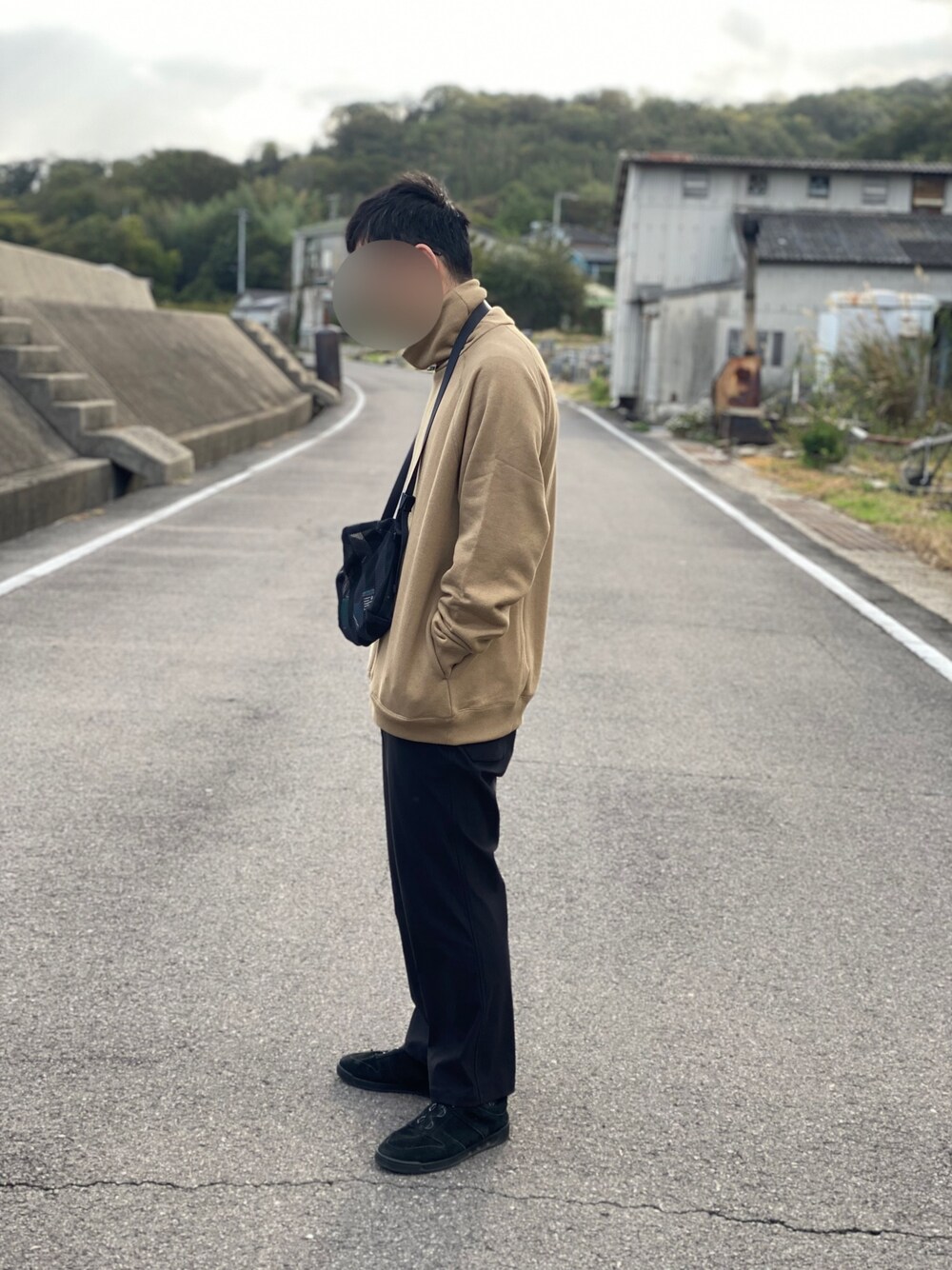 「おしゃれさんと繋がりたい」｜「Graphpaperのアイテム（スウェット、ベージュ系）」を使った、Fluffyさん（メンズ・171cm）の秋コーディネートの1枚目の写真