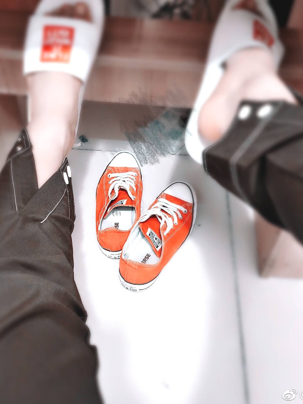 「CONVERSEのアイテム（スニーカー、レッド系）」を使った、邹丶辙さん（メンズ・178cm）の春コーディネートの1枚目の写真