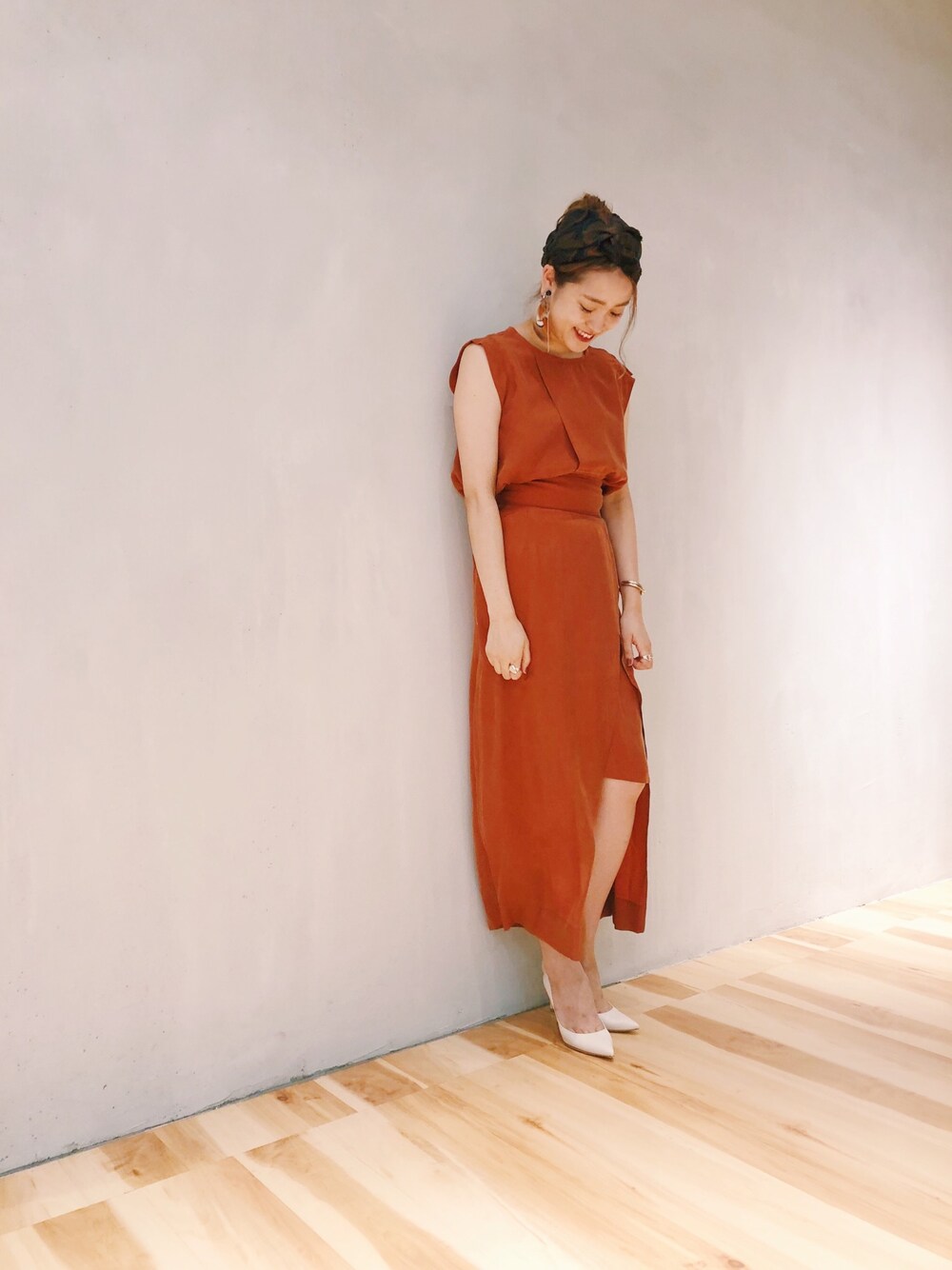 オレンジ系のシャツ/ブラウス、オレンジ系のスカート、オレンジ系のイヤリングを着用したレディースの夏コーディネートの1枚目の写真