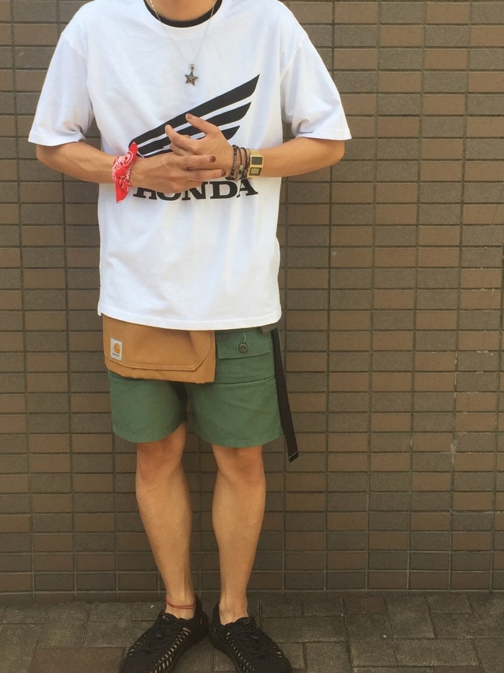 「夏コーデ、ロゴT、ガチャベルト、古着、古着MIX、バンダナ、keen、GU、エプロン、アウトドアスタイル」｜「GUのアイテム（Tシャツ/カットソー、ホワイト系）」を使った、Chuuuさん（メンズ・171cm）の夏コーディネートの1枚目の写真