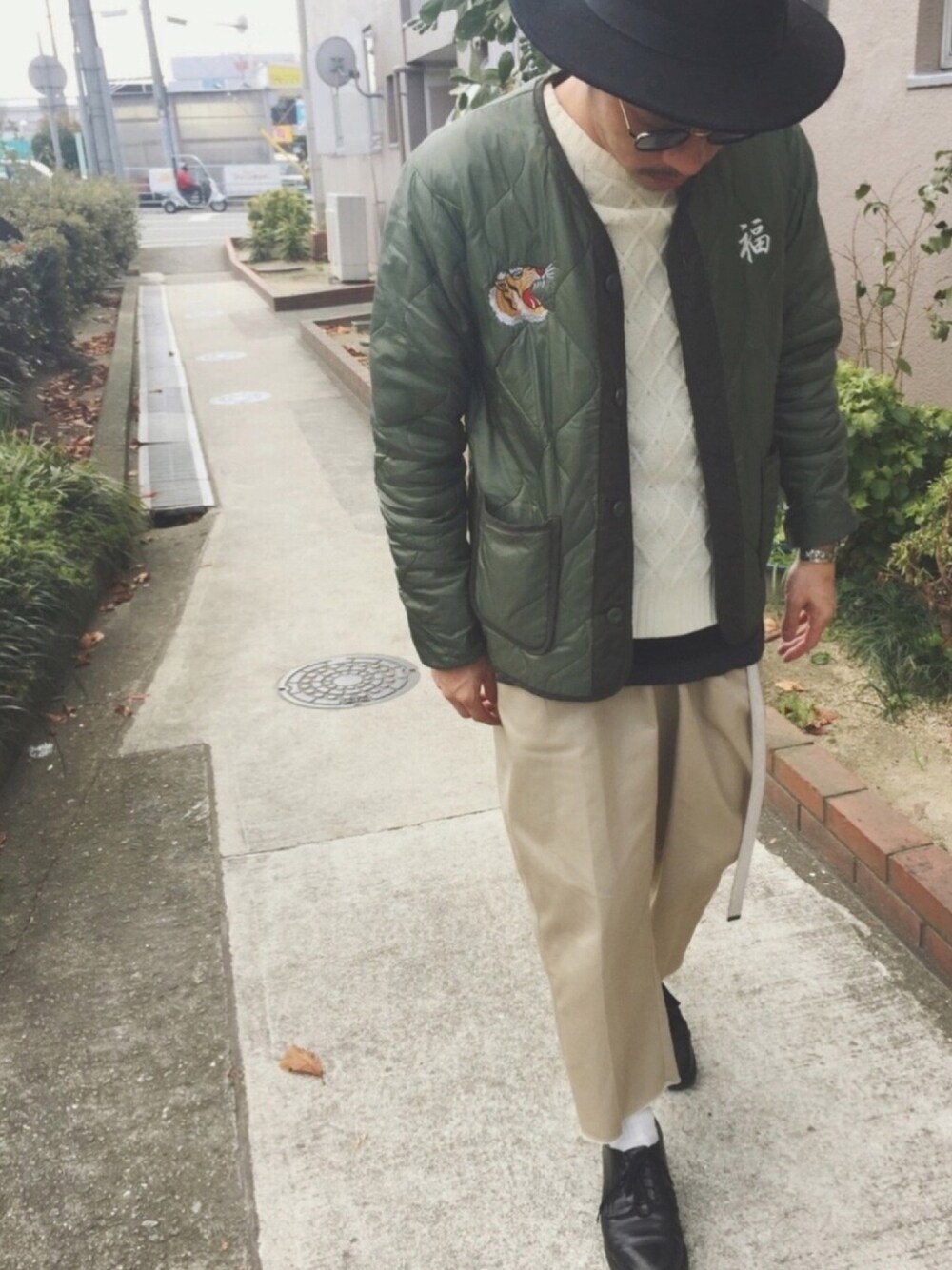 「インナーダウン、alpha、ベトジャン、チノパン、革靴、RED WING、Dickies、ケーブルニット、ツバ広ハット、キルティング」｜「Alpha IndustriesのAlpha Industries/ 別注 刺繍QUILT SHIRT（ミリタリージャケット、グリーン系）」を使った、Chuuuさん（メンズ・171cm）の冬コーディネートの1枚目の写真
