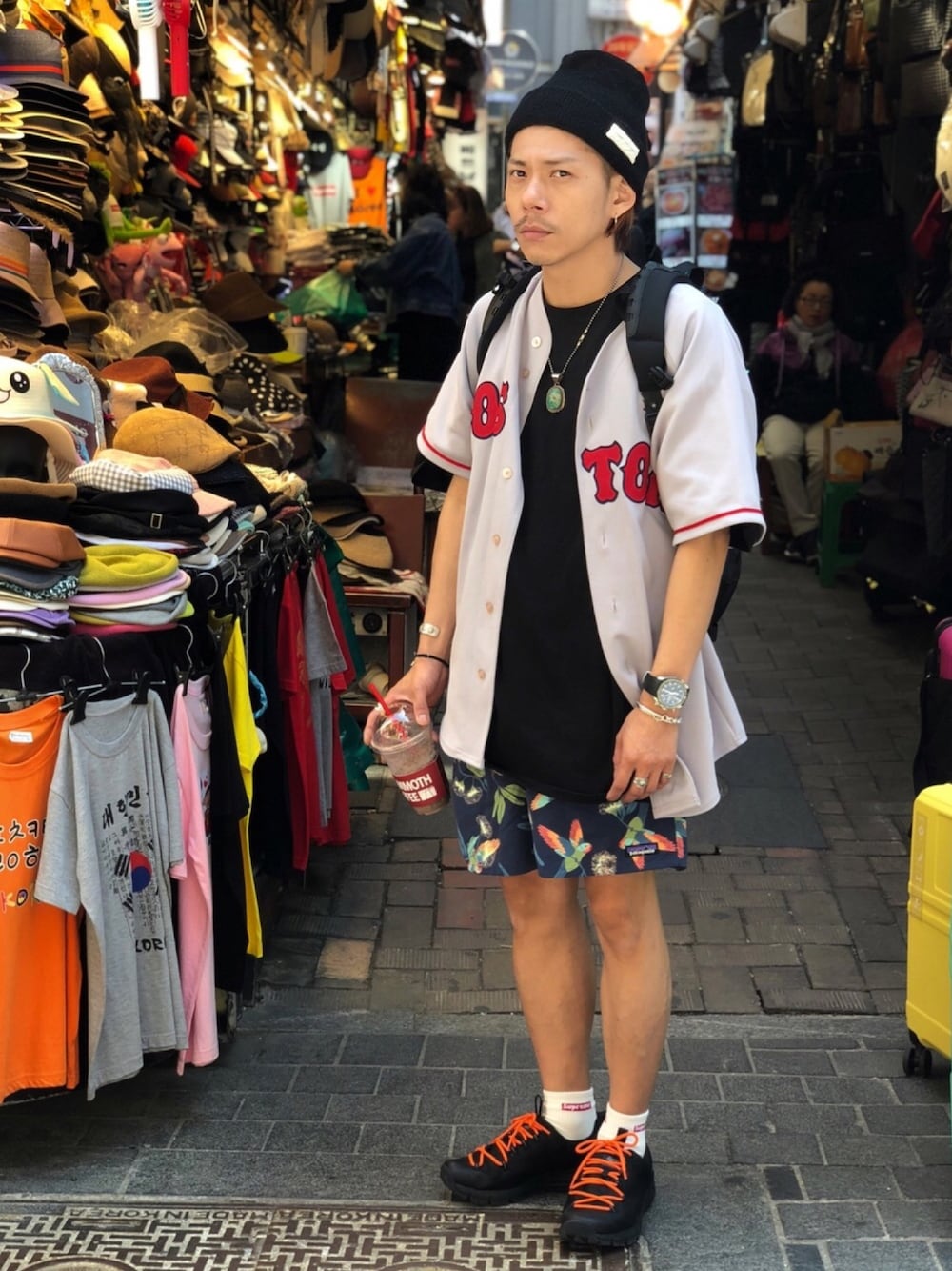 その他のその他パンツ、ブラック系のその他シューズ、ブラック系のバックパック/リュックを着用したメンズの春コーディネートの1枚目の写真