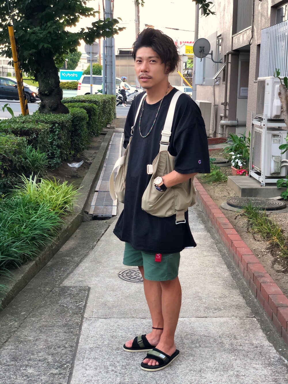 「ハンティングベスト、アウトドアスタイル、ベスト、suicoke、Champion、snowpeak、マウンテンリサーチ、レイヤードスタイル、HUBLOT、夏だ！Tシャツ着よう！」｜「MOUNTAIN RESEARCHのアイテム（ベスト、ベージュ系）」を使った、Chuuuさん（メンズ・170cm）の夏コーディネートの1枚目の写真