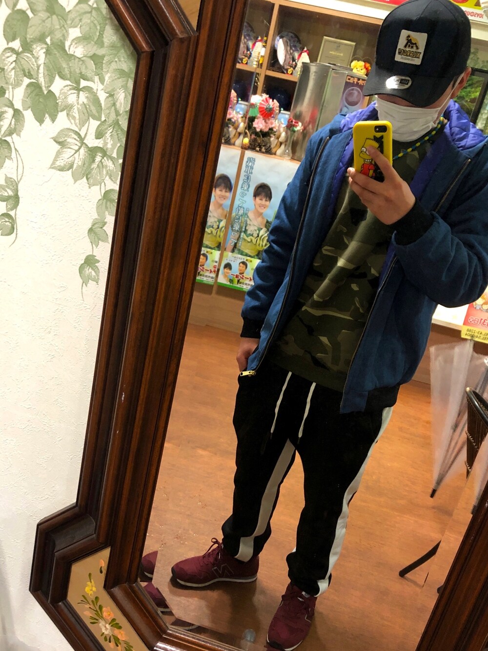 「おしゃれさんと繋がりたい、スウェット、キャップ、XLARGE、NEW ERA、New Balance、NIKE、迷彩、ラフ、ストリート」｜「XLARGEの【XLARGE×NEW ERA】WALKING APE SNAPBACK CAP（キャップ、ブラック系）」を使った、ZINYさん（メンズ・168cm）の冬コーディネートの1枚目の写真