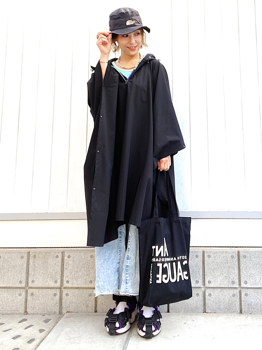 ブラック系のジャケット/アウター、パープル系のサンダル、ブルー系のデニムパンツを着用したレディースの春コーディネートの1枚目の写真