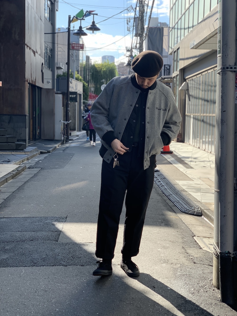 「冬コーデ、シンプル、スニーカー、きれいめカジュアル、ワントーンコーデ、ロールアップ、スタジャン、vintage、SCHOTT、schott garage」｜「schottのSchott/ショット/WOOL STUDIUM JACKET/ウール スタジアム ジャケット（スタジャン、グレー系）」を使った、Ryuji Abeさん（メンズ・176cm）の冬コーディネートの1枚目の写真