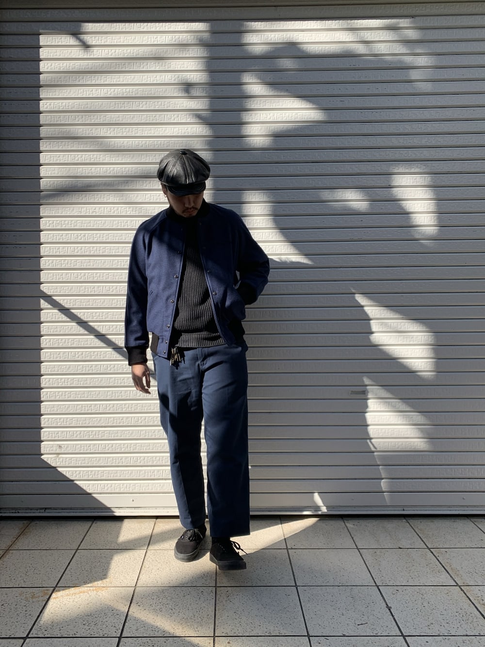 「秋冬コーデ、カジュアル、大人コーデ、冬のコーデ、ラフ、スニーカー、ネイビー、ニット、SCHOTT、schott garage」｜「schottのSchott/ショット/LAMBA SPITFIRE/スピットファイアー（キャスケット、ブラック系）」を使った、Ryuji Abeさん（メンズ・176cm）の冬コーディネートの1枚目の写真