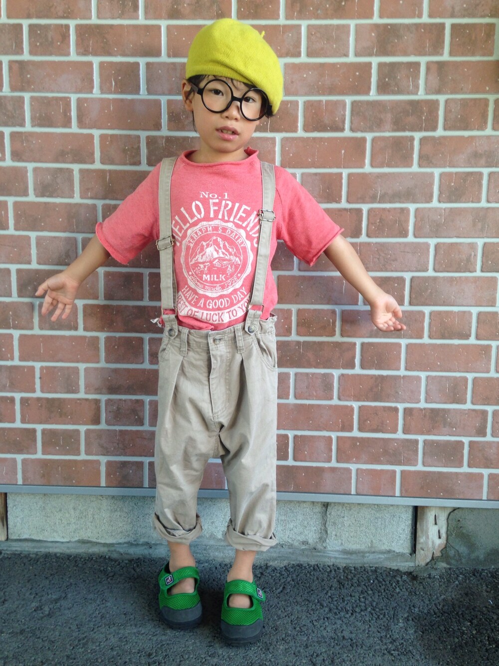 「狂わせピンク、キッズコーデ、used、サスペンダーパンツ、toitoitoi、サンダル、韓国子供服、ベレー帽、めがね、ピンクTシャツ」｜「usedのアイテム（Tシャツ/カットソー、ピンク系）」を使った、tentenさん（キッズ・120cm）の夏コーディネートの1枚目の写真