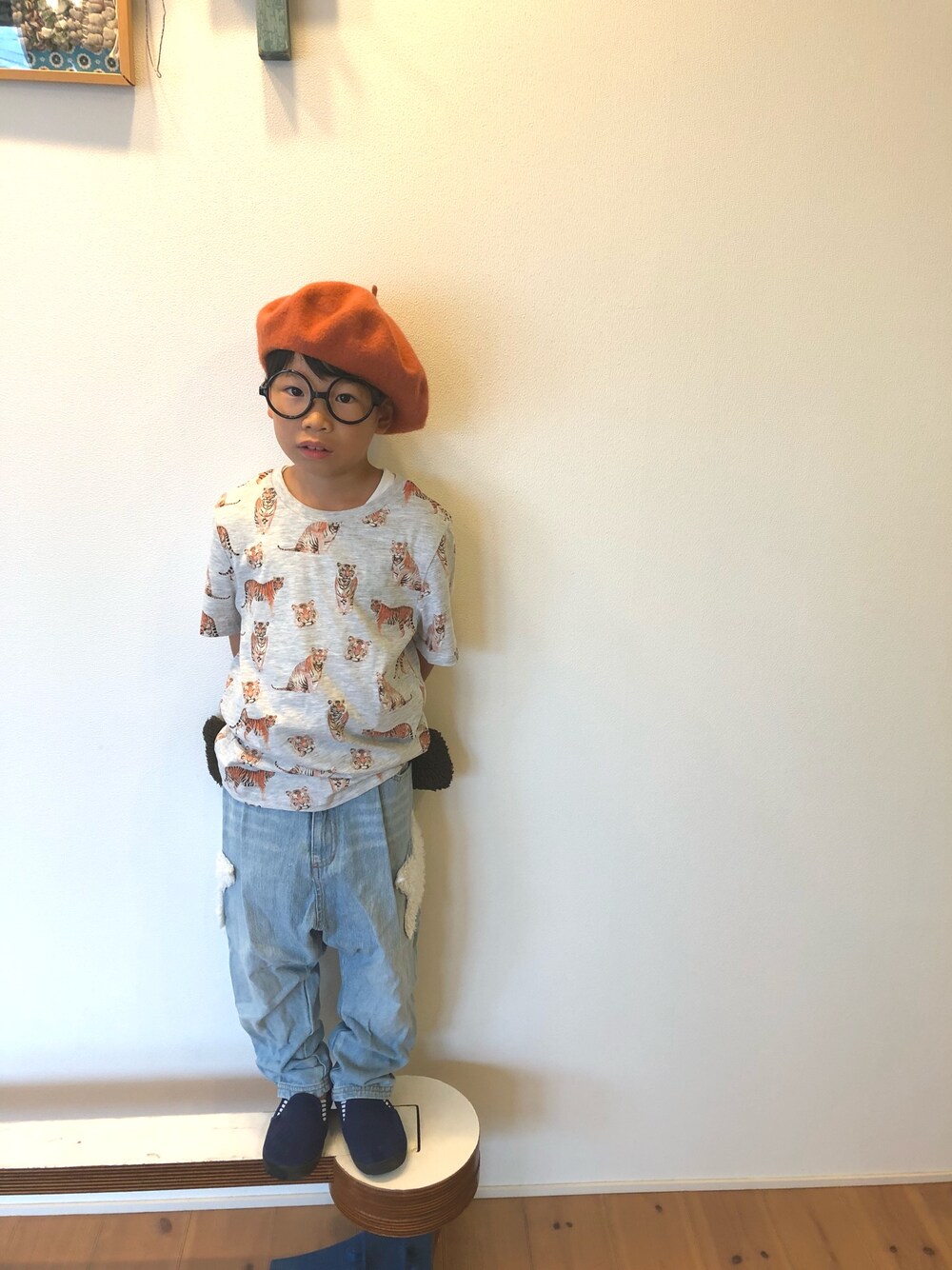 「めがね、スニーカー、ローリーズファーム(LOWRYS FARM)、韓国子供服、H&M、ジーンズ、ベレー帽、男の子コーデ、ラフ、スリッポン」｜「H&Mのアイテム（Tシャツ/カットソー、グレー系）」を使った、tentenさん（キッズ・120cm）の秋コーディネートの1枚目の写真