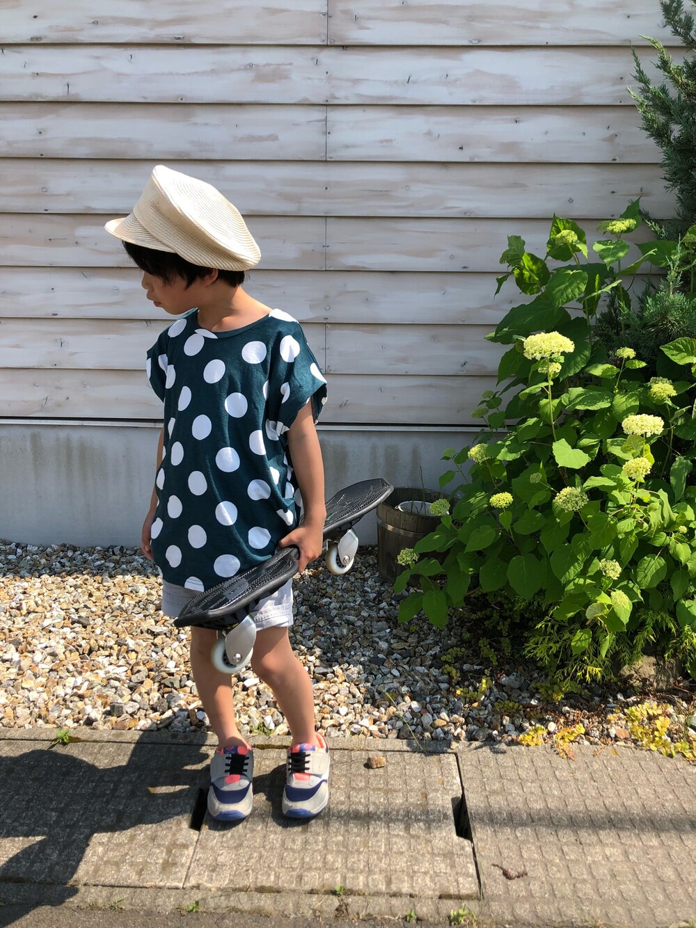 「休日スタイル、ドット、韓国子供服、ハイテクスニーカー、スニーカー、Tシャツ、キッズコーデ、男の子、夏コーデ、カジュアル」｜「OLIVE des OLIVEのアイテム（キャップ、ベージュ系）」を使った、tentenさん（キッズ・120cm）の夏コーディネートの1枚目の写真
