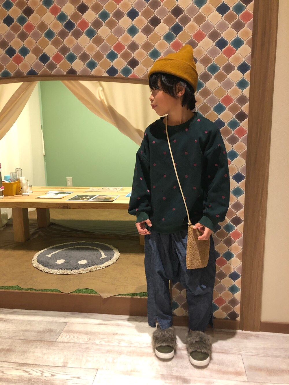 「サコッシュ、ハグマグ、ドット、ファー小物、ニット帽、ボア、サルエルパンツ、BEAMS、トレーナー、H&M」｜「H&Mのアイテム（ニットキャップ/ビーニー、イエロー系）」を使った、tentenさん（キッズ・120cm）の冬コーディネートの1枚目の写真