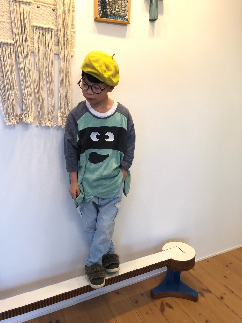 「パステル映える春、デニム、デニムパンツ、パステルカラー、スリッポン、ベレー帽、めがね、ファー小物、カジュアルコーデ、男の子」｜「graceのアイテム（ハンチング/ベレー帽、イエロー系）」を使った、tentenさん（キッズ・120cm）の春コーディネートの1枚目の写真