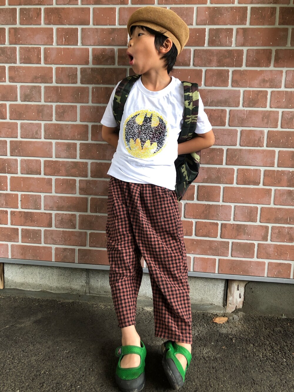 「チェック、韓国子供服、ベレー帽、グローバルワーク(GLOBAL WORK)、Tシャツ、H&M、リュック、カモフラ、おとこのこ、カジュアル」｜「GLOBAL WORKの【快適機能付き】ペーパーサーモベレー/760119（ハンチング/ベレー帽、ベージュ系）」を使った、tentenさん（キッズ・120cm）の夏コーディネートの1枚目の写真