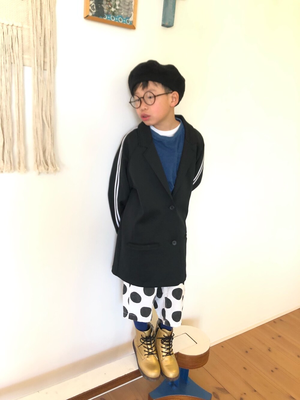 「スポーツミックス、ベレー帽、めがね、ドット、ブーツ、ゴールド、ジャーナルスタンダード、サルエルパンツ、キッズコーデ、キッズファッション」｜「JOURNAL STANDARD relumeのアイテム（ジャケット/アウター、ブラック系）」を使った、tentenさん（キッズ・130cm）の春コーディネートの1枚目の写真