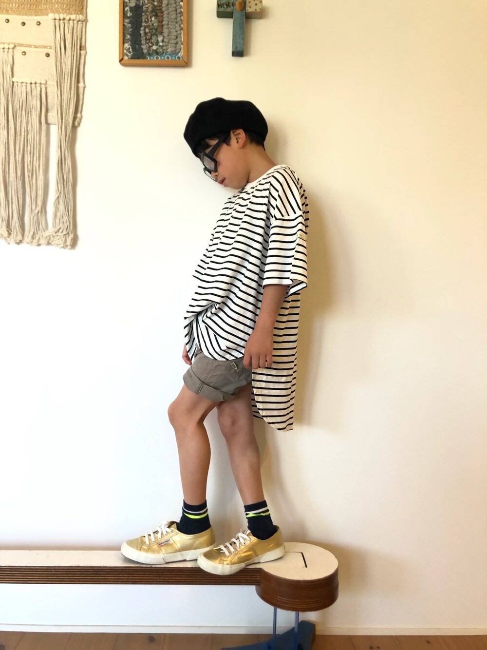 「ショートパンツ、夏コーデ、Tシャツ、ゴールド、スニーカー、ボーダー、ベレー帽、めがね、キッズコーデ、ユニクロ」｜「studio CLIPのペーパーベレー帽（ハンチング/ベレー帽、ブラック系）」を使った、tentenさん（キッズ・130cm）の春コーディネートの1枚目の写真