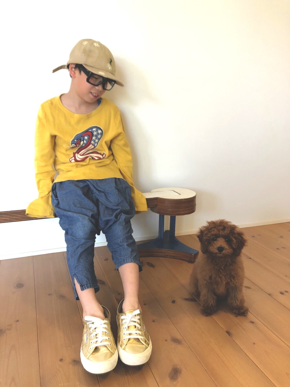 「笑顔でstayhome、カジュアルコーデ、キャップ、めがね、サルエルパンツ、デニム、スニーカー、ゴールド、kids、犬」｜「HYSTERIC GLAMOURのアイテム（Tシャツ/カットソー、イエロー系）」を使った、tentenさん（キッズ・130cm）の春コーディネートの1枚目の写真