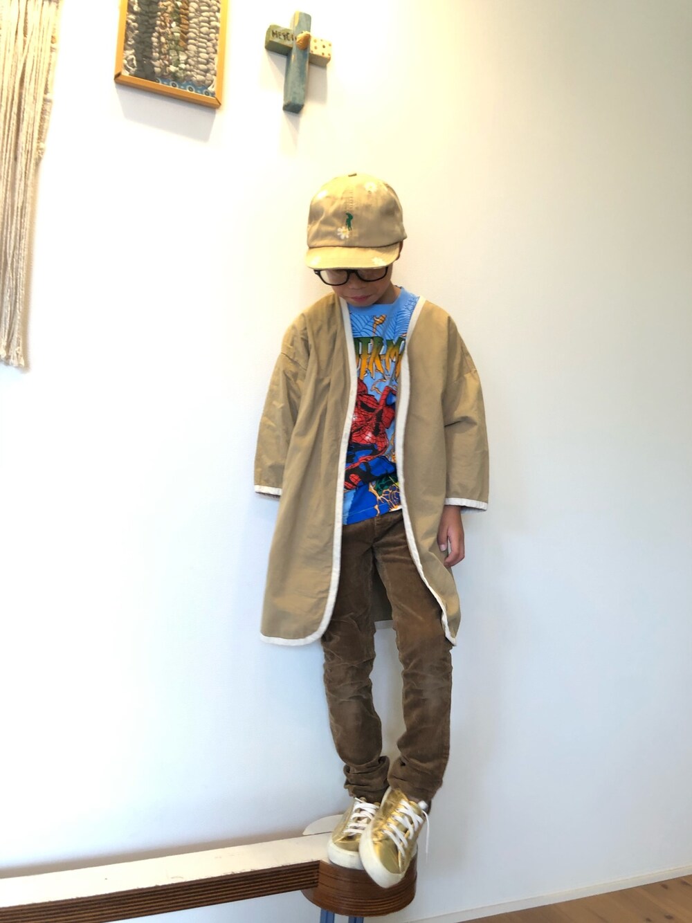 「ゆるコーデ、スニーカー、韓国子供服、キャップ、ベージュコーデ、めがね、Tシャツ、ゴールド、カジュアルコーデ、キッズコーデ」｜「パパの。のアイテム（キャップ、ベージュ系）」を使った、tentenさん（キッズ・130cm）の夏コーディネートの1枚目の写真