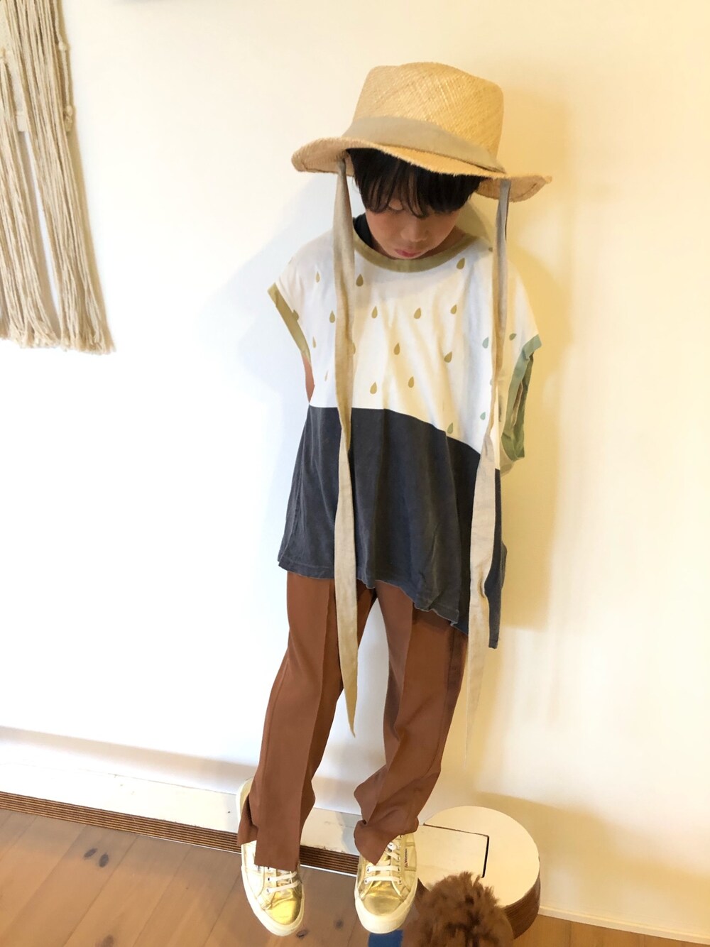 「むぎわら帽子、夏だ！Tシャツ着よう！、Tシャツ、スニーカー、キッズファッション、小学生、ゴールド、スラックス、韓国子供服、kids」｜「LE VERNISのLE VERNIS（ル・ベルニ）ラフィアリボンハット（ハット、ベージュ系）」を使った、tentenさん（キッズ・130cm）の夏コーディネートの1枚目の写真