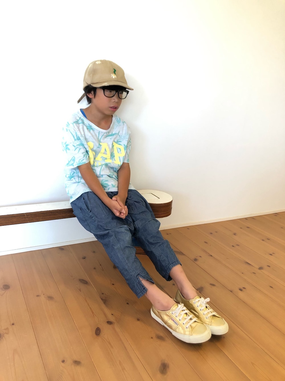 「休日スタイル、GAP、カジュアルコーデ、ロゴT、スニーカー、サルエルパンツ、キャップ、めがね、ユニクロ、キッズファッション」｜「GAPのアイテム（Tシャツ/カットソー、ホワイト系）」を使った、tentenさん（キッズ・130cm）の夏コーディネートの1枚目の写真