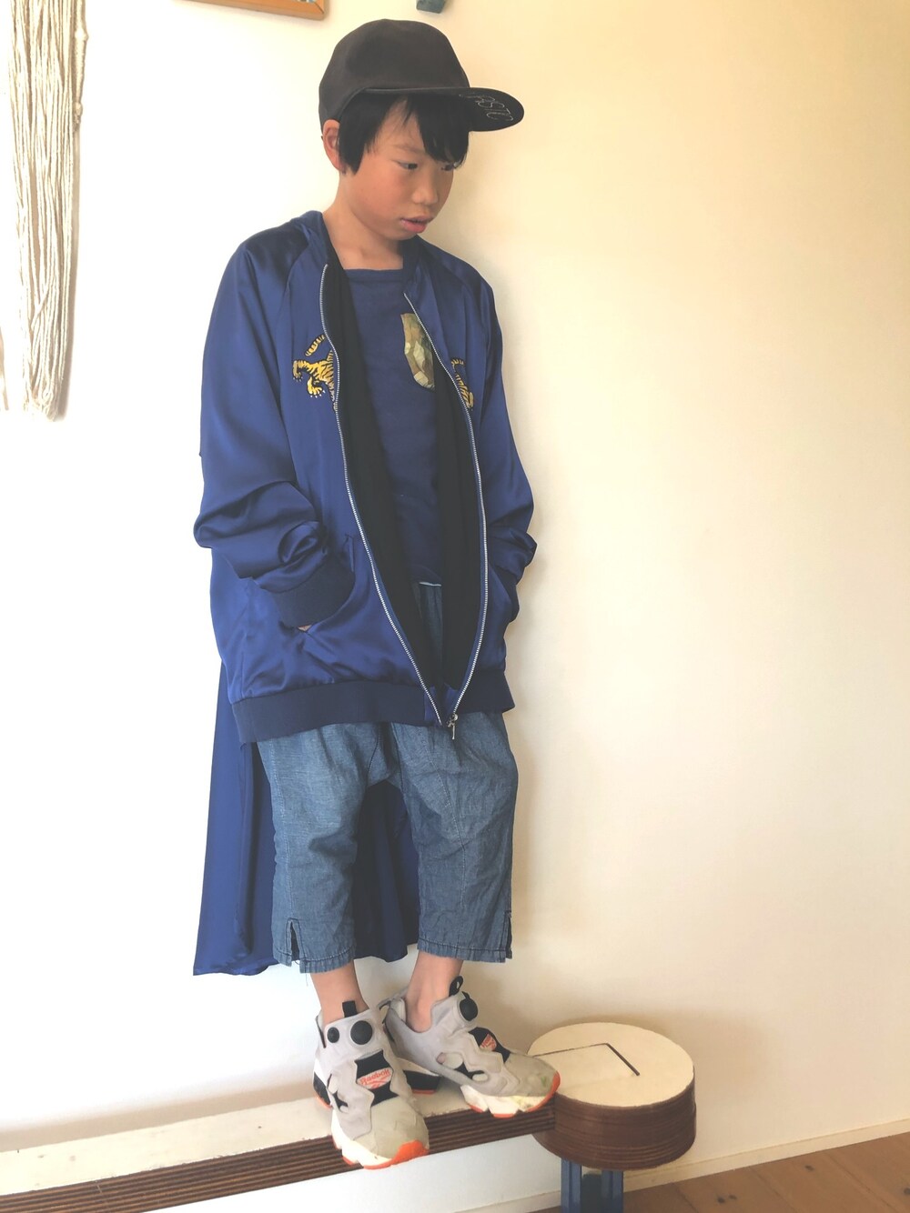 「スニーカーコーデ、オーバーサイズ、スカジャン、キャップ、サルエルパンツ、ポンプフューリー、リーボック(Reebok)、ハイテクスニーカー、デニム、秋冬コーデ」｜「MURUAのアイテム（キャップ、ブラック系）」を使った、tentenさん（キッズ・130cm）の秋コーディネートの1枚目の写真