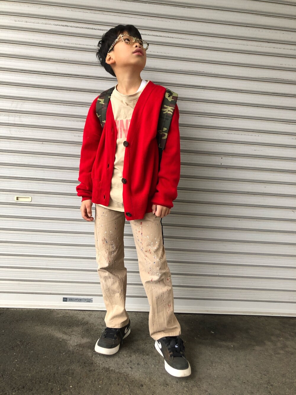 「カジュアルコーデ、スニーカーコーデ、カーディガン、スニーカー、NIKE、めがね、韓国子供服、チノパン、リュック、男の子」｜「no brandのアイテム（メガネ、その他）」を使った、tentenさん（キッズ・130cm）の冬コーディネートの1枚目の写真